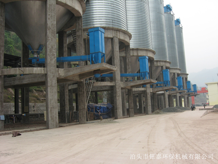 甘肅天水水泥廠庫側散裝機除塵器正常運行 甘肅天水水泥廠庫側散裝機除塵器正常運行